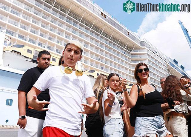 Cận cảnh siêu du thuyền 940 triệu đô Spectrum of the Seas: Có quầy bar tự động, khu vui chơi rộng rãi… ảnh 1