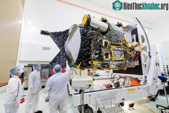 Các kỹ sư đang kiểm tra tàu vũ trụ Psyche của NASA