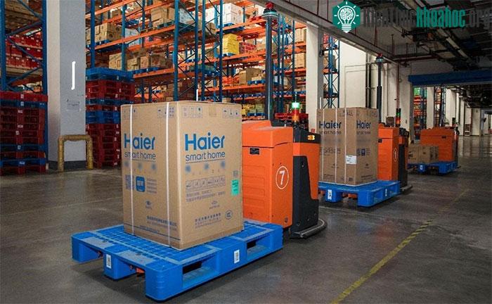 Hàng hóa được vận chuyển tự động tại một nhà kho ở Trung Quốc.
