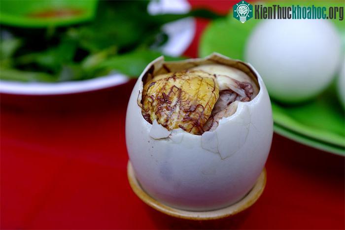 Ăn trứng vịt lộn vào buổi sáng là tốt nhất