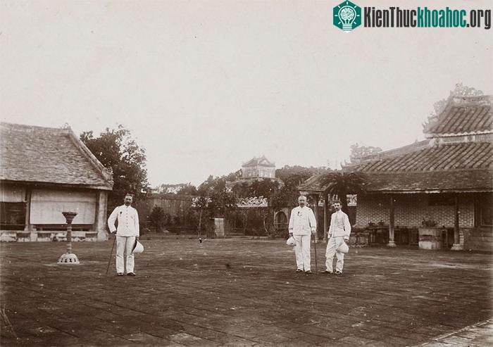 Quan chức Pháp ghé thăm lăng mộ Vua Tự Đức.