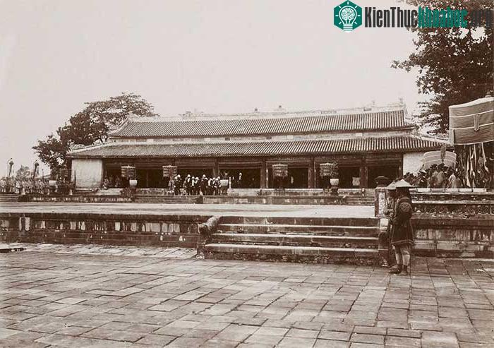 Một phái đoàn Pháp rời Điện Thái Hòa sau khi có cuộc hội kiến với nhà vua.