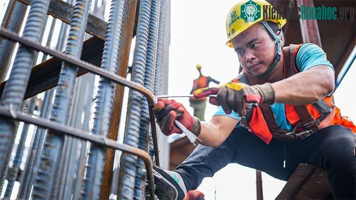 ông nhân làm việc tại công trường xây dựng cây cầu Huajiang Grand Canyon