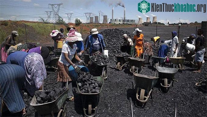 Nhiên liệu hóa thạch vẫn là một trong những mặt hàng xuất khẩu lớn nhất của châu Phi...