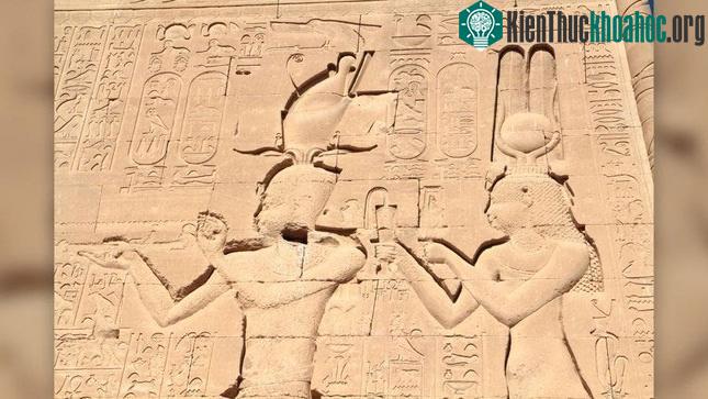Bức phù điêu khổng lồ khắc chìm Cleopatra (Cleopatra VII) và con trai Caesarean