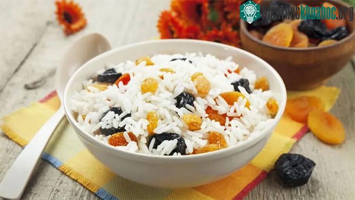 Ăn nho khô với lượng vừa phải có thể giúp giảm lượng năng lượng nạp vào cơ thể.