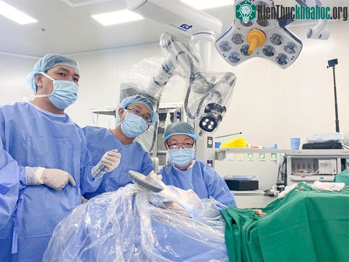 Một bệnh viện ở Việt Nam mổ não tỉnh thức bằng robot AI: bệnh nhân hát trong lúc đang mổ! ảnh 2