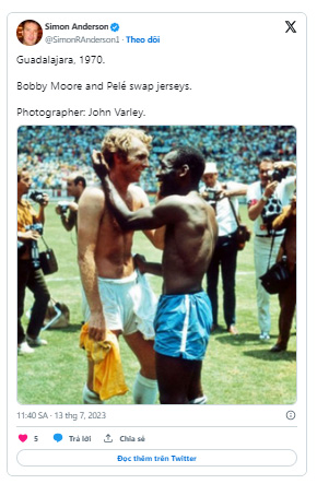 Hình ảnh Pele đổi áo với Bobby Moore tại Mexico 70