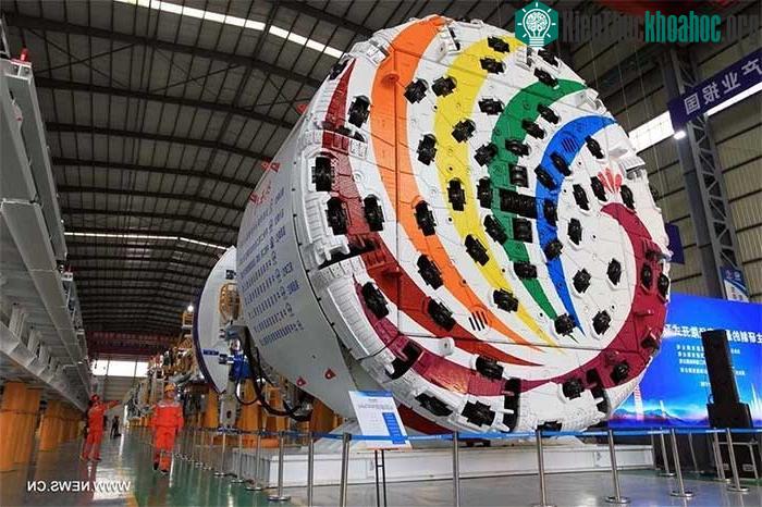Cỗ máy này có thể đào sâu xuống lòng đất trung bình 350 mét mỗi tháng.