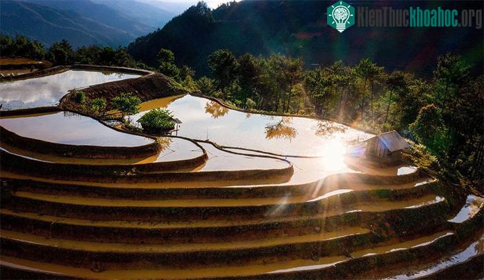 Mùa đổ nước, người dân đắp đập, ke bờ, dẫn nước vào ruộng để chuẩn bị cày ải...