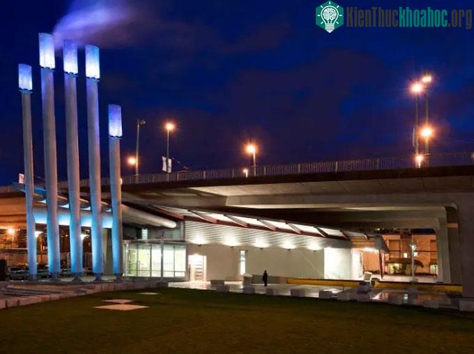 Trung tâm năng lượng thu hồi nhiệt nước thải nằm dưới một cây cầu.