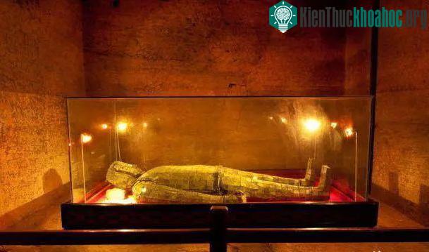 Công nhân phá núi xây hầm phát hiện một hố đen lạ, chuyên gia mất 3 tháng đào bới tìm ra “kho báu” ảnh 2
