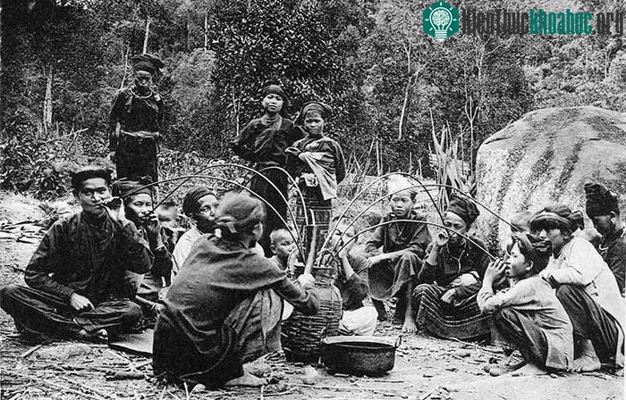 Người Thái uống rượu cần sau khi bắt được hổ.