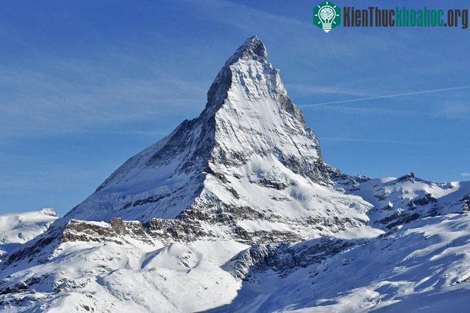 Đỉnh Matterhorn thuộc dãy núi Alps cũng gợi đến hình ảnh của một kim tự tháp.