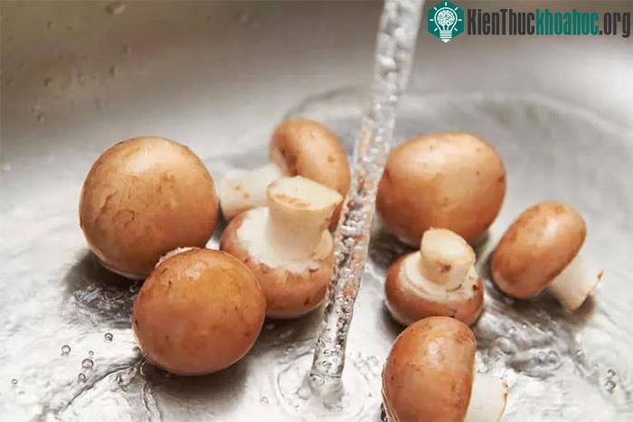 Không nên ngâm rửa nấm hoặc ướp muối quá lâu.