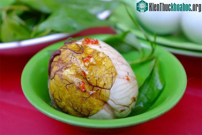 Bệnh nhân cao huyết áp cần tránh ăn trứng vịt lộn