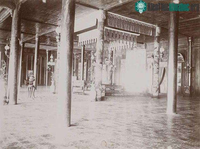 Ngai vàng của nhà vua bên trong Điện Thái Hòa.