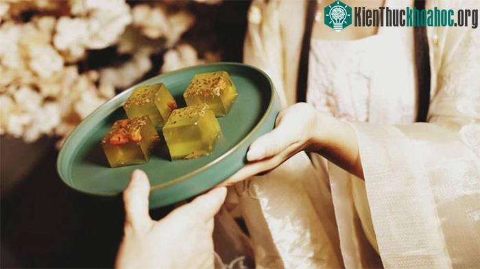 Hoa quế còn được dùng làm món điểm tâm nổi tiếng trong hậu cung là bánh hoa quế.