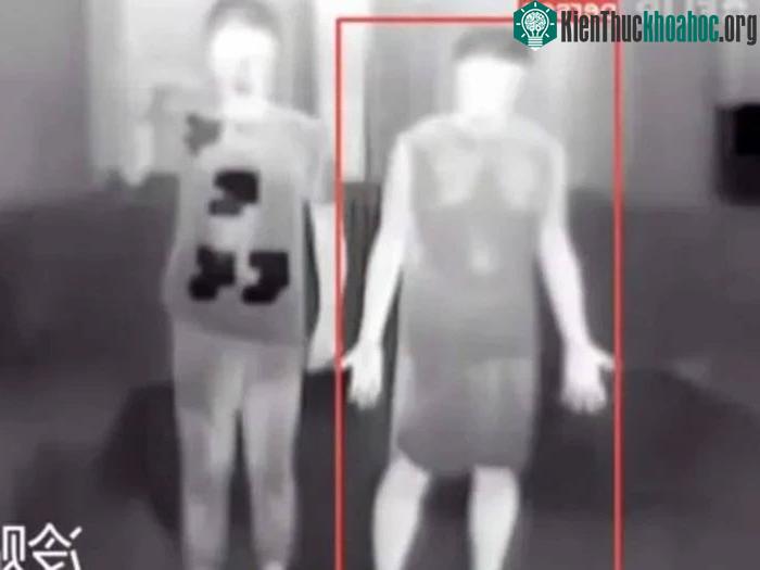 Áo choàng tàng hình ngoài đời thực hoạt động như thế nào? ảnh 3