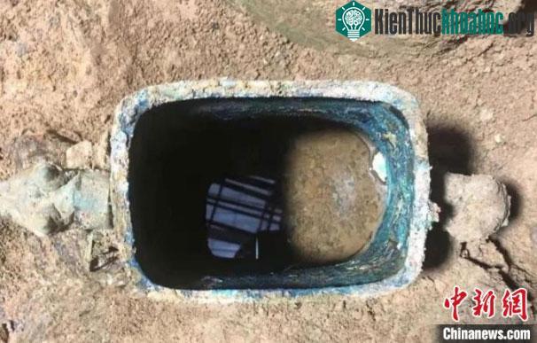 Hình ảnh của chất lỏng được tìm thấy bên trong 2 ấm đồng.