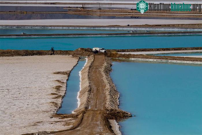 Sự thay đổi màu sắc trong ao là do nồng độ lithium trong nước thay đổi