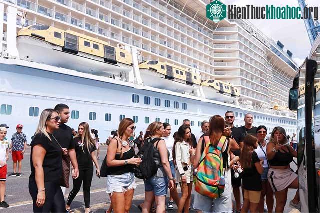 Cận cảnh siêu du thuyền 940 triệu đô Spectrum of the Seas: Có quầy bar tự động, khu vui chơi rộng rãi… ảnh 3