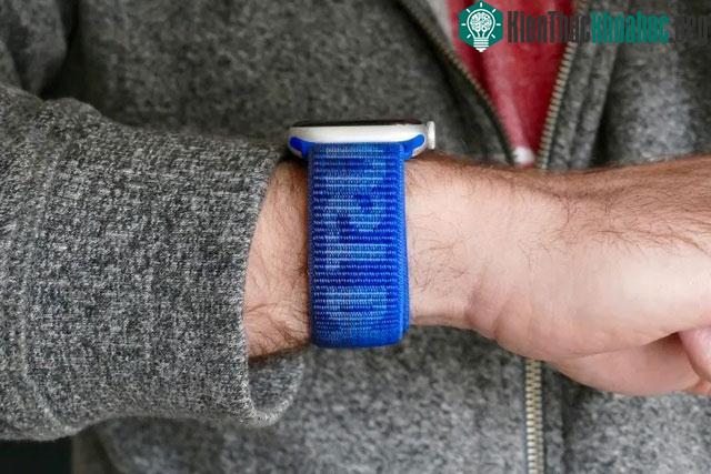 Một dấu hiệu khác cho thấy đã đến lúc vệ sinh dây đeo là mùi.