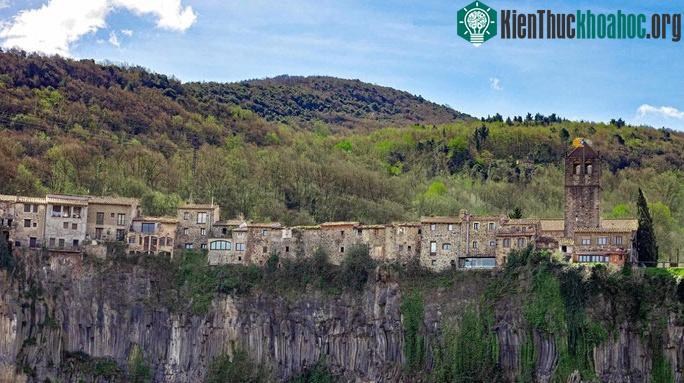 Những ngôi nhà Castellfollit de la Roca trên đỉnh vách đá ở Tây Ban Nha.