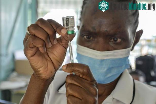 Nhân viên y tế tiêm vaccine ngừa bệnh sốt rét cho trẻ em tại Yala, Kenya