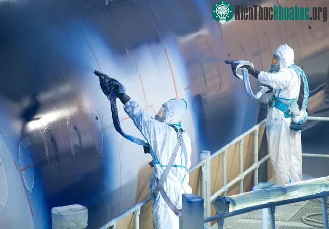 Lớp sơn phủ nhẹ hơn đồng nghĩa với việc máy bay tiêu hao ít nhiên liệu hơn.