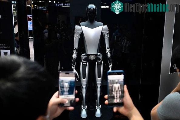Robot Tesla Optimus, cao khoảng 1,73 mét và nặng 56,7 kg