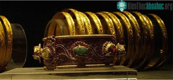 Hình ảnh cận cảnh của một số món bảo vật bên trong ngôi mộ của Lương Trang Vương.