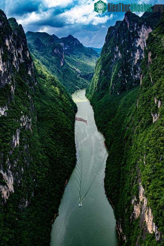 Hẻm núi lớn Hoa Giang - Huajiang Grand Canyon, nơi cây cầu cùng tên sẽ bắc qua.