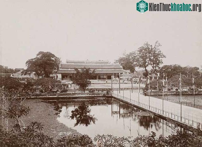 Lối vào Điện Thái Hòa bên trong kinh thành Huế.