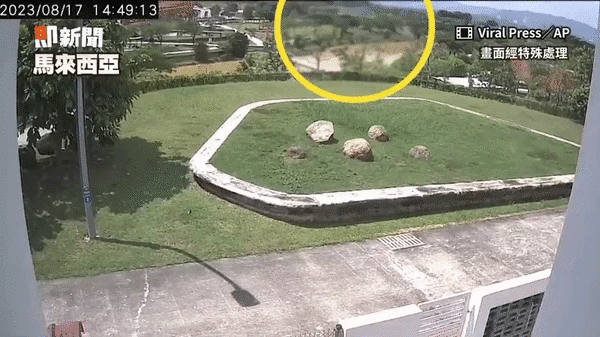 Hình ảnh máy bay gặp nạn ghi lại từ camera nhà dân gần đó.