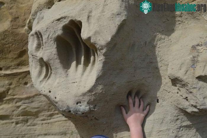 Ai đã khắc những dấu tay khổng lồ ở White Mountain? ảnh 5