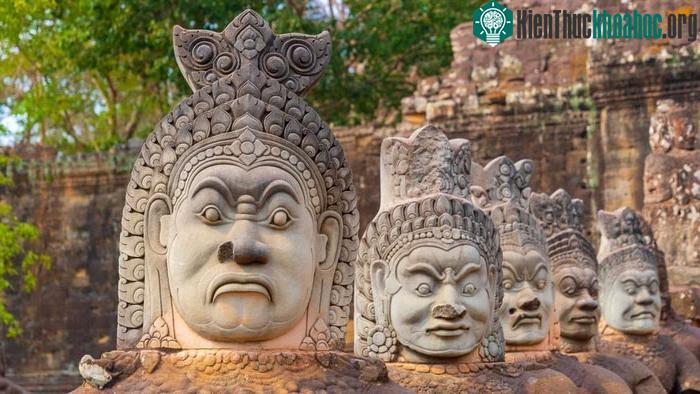Toàn bộ Angkor Wat được xây dựng trên một đầm lầy mà không có bất kỳ cấu trúc móng nào.
