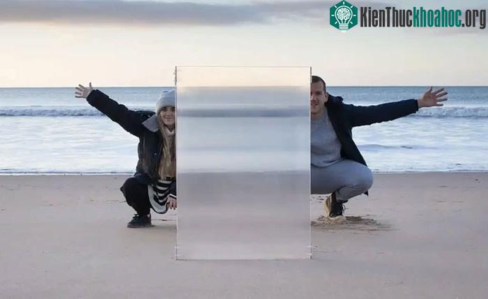 Theo Invisibility Shield Co., khiên của họ hoạt động tốt nhất khi được sử dụng trên nền đồng nhất.