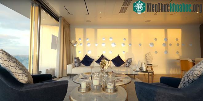 Khu vực phòng khách với bàn cà phê làm bằng đá cẩm thạch cao cấp được đặt ở trung tâm.