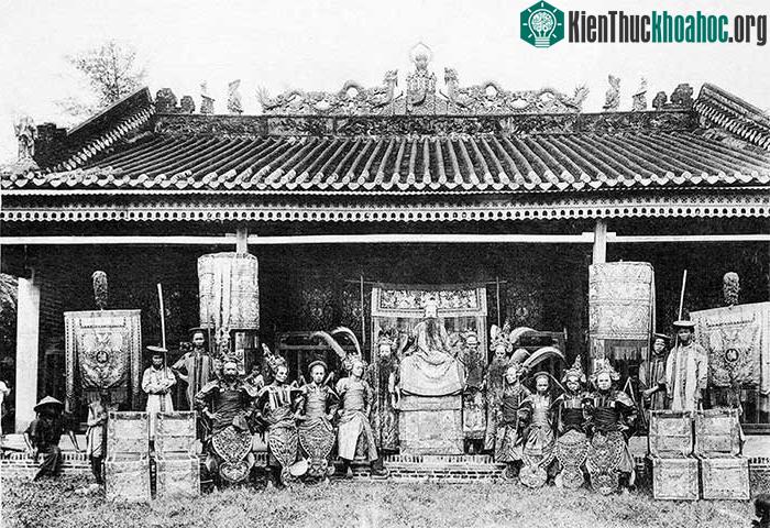 Một gánh hát miền Nam đầu thế kỷ 20.