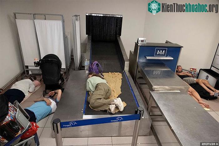 Mọi nơi từ sàn nhà đến băng chuyền hành lý đều được tận dụng làm chỗ ngả lưng.