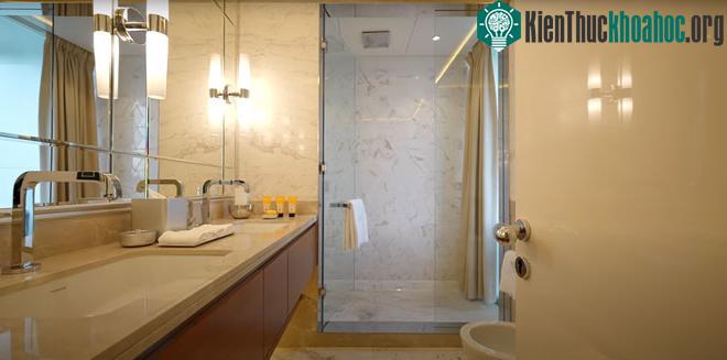 Bên cạnh là khu vực lưu trữ không gian tủ quần áo, mở cánh cửa ra là một phòng tắm