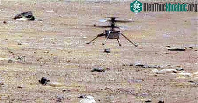 Trực thăng Ingenuity của NASA hạ cánh trên bề mặt sao Hỏa ngày 7/5/2021.