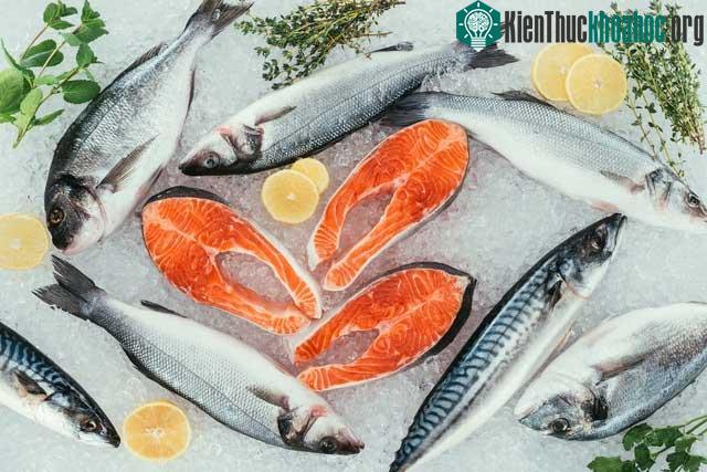Axit béo omega-3 thường có trong các loại cá như cá mòi, cá thu và cá hồi...&nbsp;