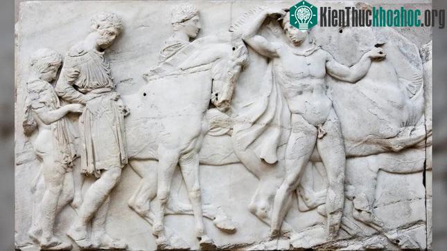 Phát hiện màu sắc ẩn giấu và hoa văn phức tạp trên đá cẩm thạch Parthenon 2.500 năm tuổi ảnh 0