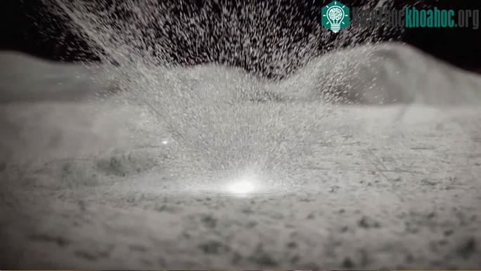 Ảnh đồ họa mô tả một tác động trên Mặt trăng, sự kiện đã tạo nên Kamo'oalewa