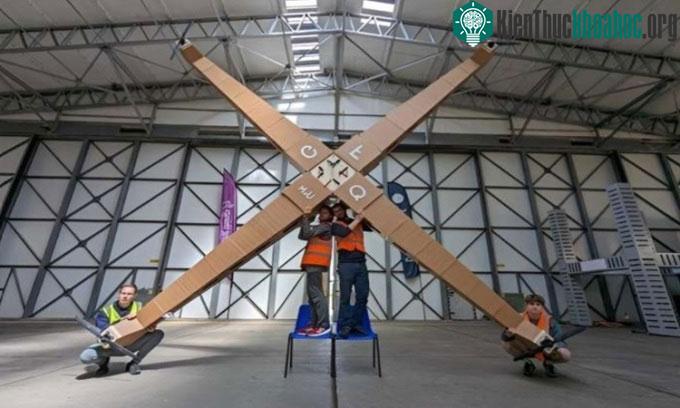 Nhóm nghiên cứu chế tạo mẫu drone từ nhựa xốp.