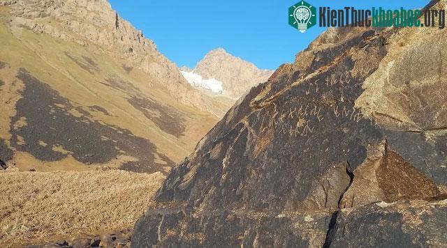 Dòng chữ Kushan được phát hiện trên bề mặt đá ở Tajikistan