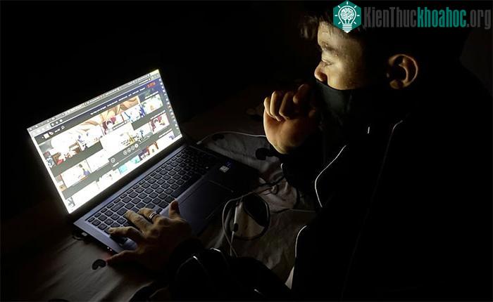 Nhiều bạn trẻ mải mê xem phim quên cả việc chính là học tập.