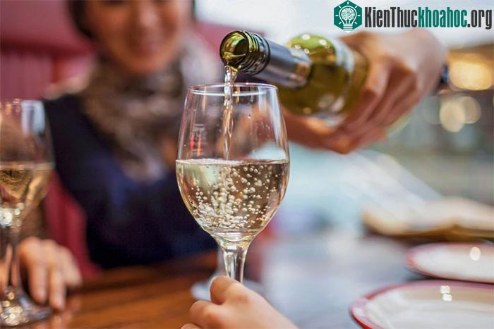 Rượu tổng hợp Alcarelle có tác dụng như rượu, nhưng lại không gây ra các phản ứng tiêu cực